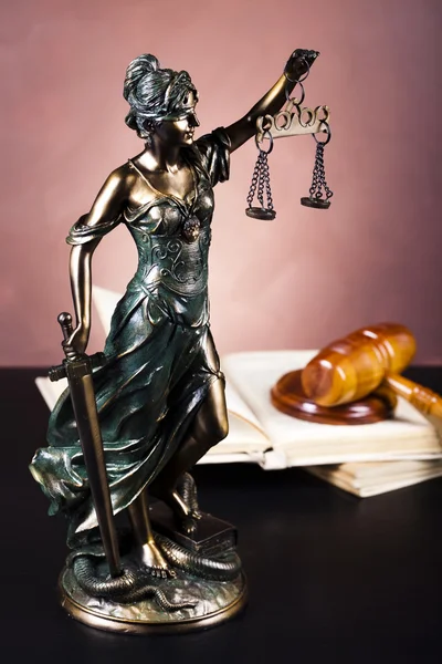 Marteau et dieu de la loi — Photo