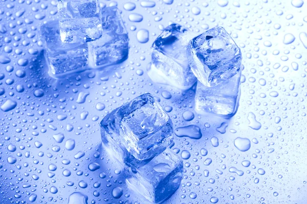 Синие и блестящие кубики льда — стоковое фото