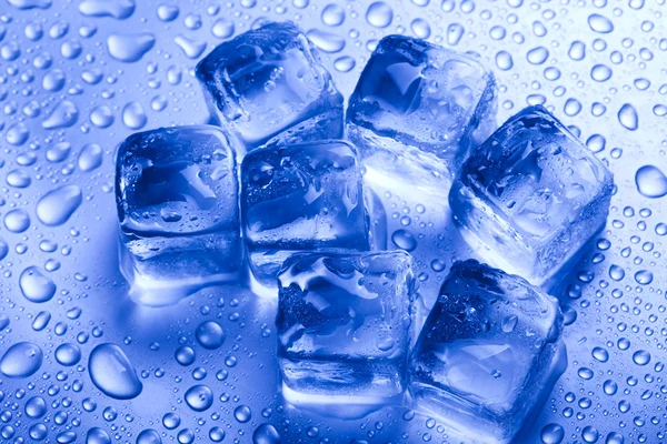 Siniset ja kiiltävät jääkuutiot — kuvapankkivalokuva