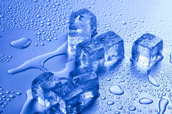 Cubos de hielo azul y brillante —  Fotos de Stock