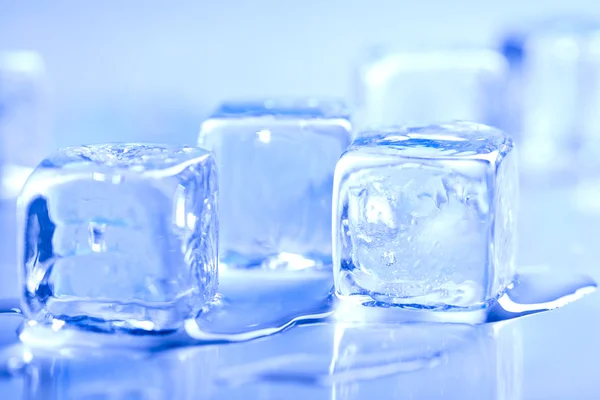 Лед и кубики — стоковое фото