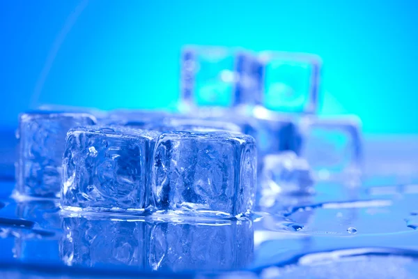 Hintergrund mit Eiswürfeln — Stockfoto