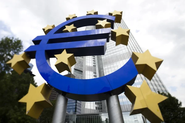 Znak euro i miasto — Zdjęcie stockowe