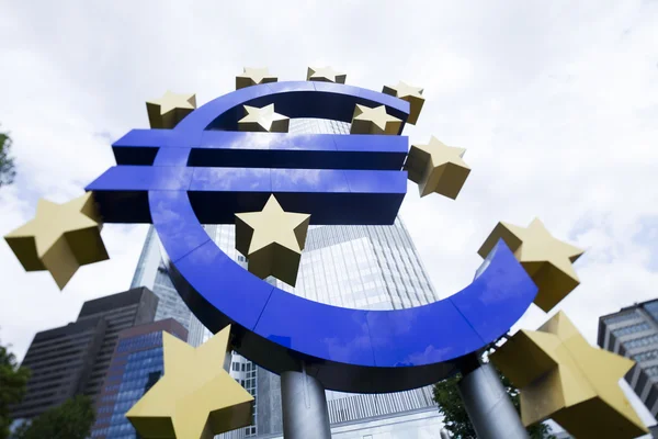 Евро знак и город — стоковое фото