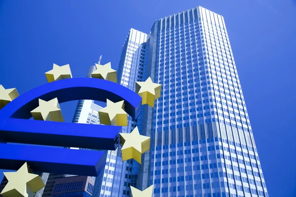 Euro simgesi ve şehir — Stok fotoğraf