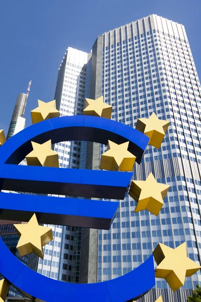 Eurotecknet och staden — Stockfoto