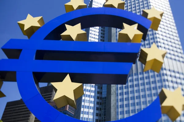Euro signo y ciudad — Foto de Stock