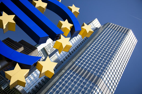 Евро знак и город
