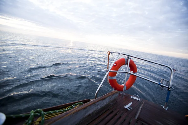 Zeilboot in de zee — Stockfoto