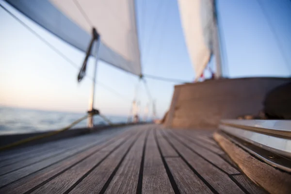 Corde su legno e Yacht — Foto Stock