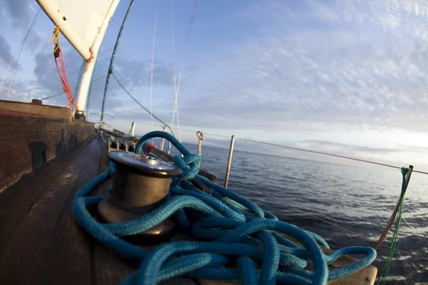 Канат на парусной лодке в море — стоковое фото