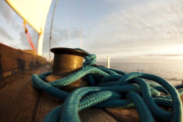 Corde sur voilier dans la mer — Photo