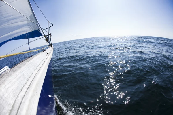 Barco à vela no mar — Fotografia de Stock