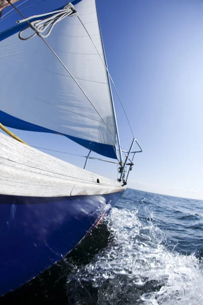 Вітрильний човен у морі — стокове фото