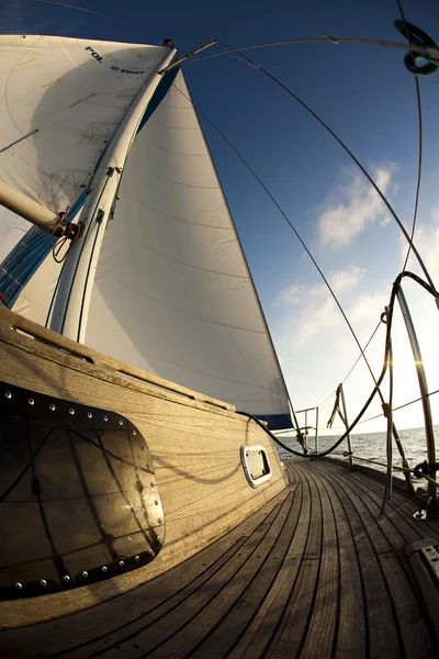 Segelboot auf hoher See — Stockfoto
