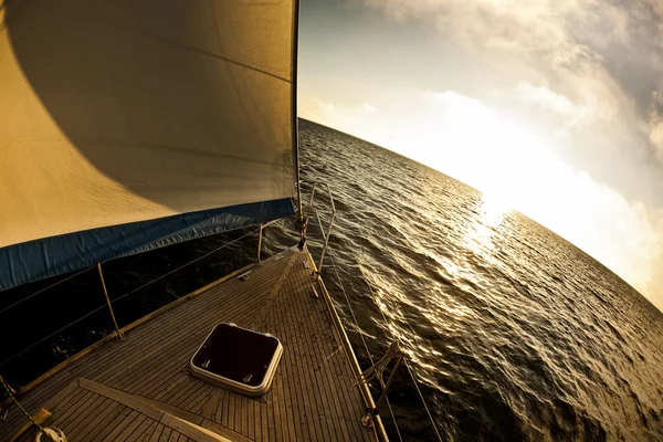 Вітрильник у відкритому морі — стокове фото