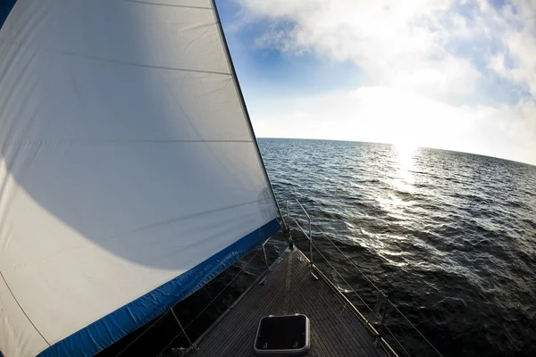 Вітрильний човен у морі — стокове фото