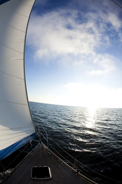 Zeilboot in volle zee — Stockfoto