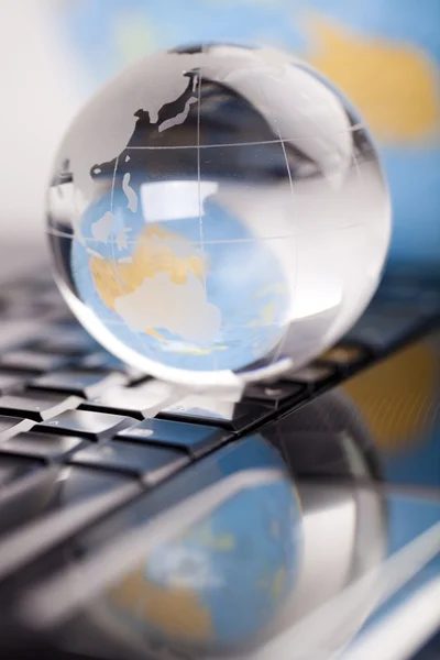 Globe och dator — Stockfoto