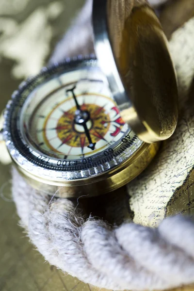 Kompas i mapę Starego — Zdjęcie stockowe