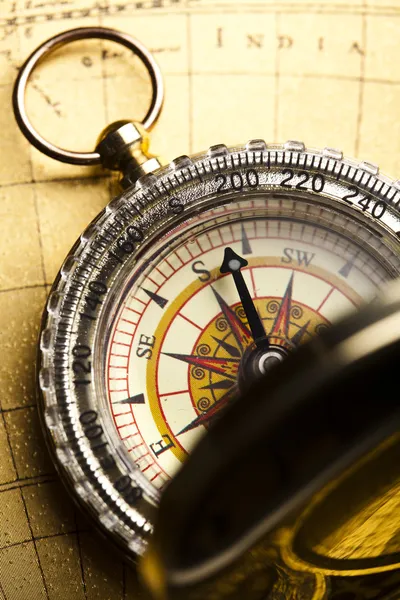 Kompass und alte Karte — Stockfoto