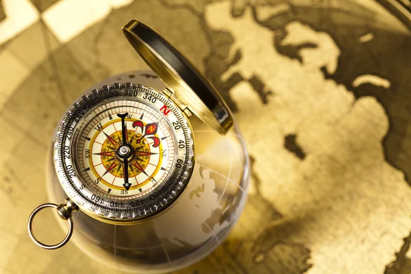 Kompas en oude kaart — Stockfoto
