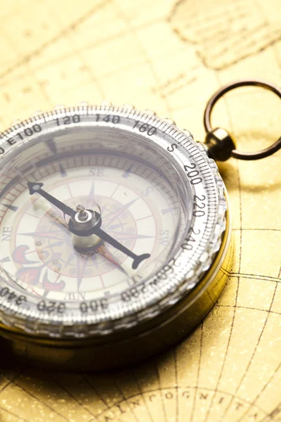 Kompass och gamla karta — Stockfoto
