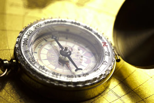 Kompas en oude kaart — Stockfoto