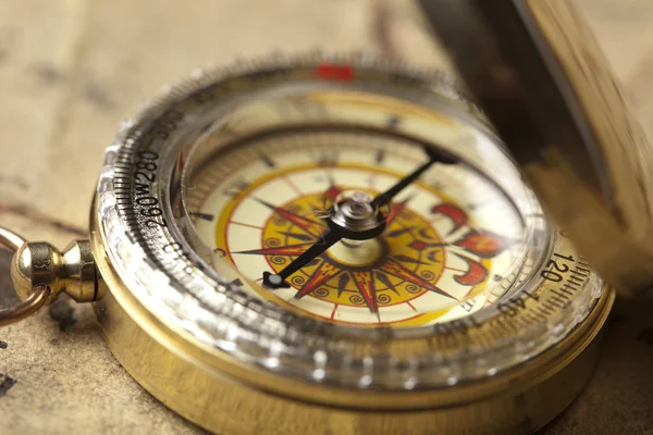 Kompas na stary tło mapy — Zdjęcie stockowe