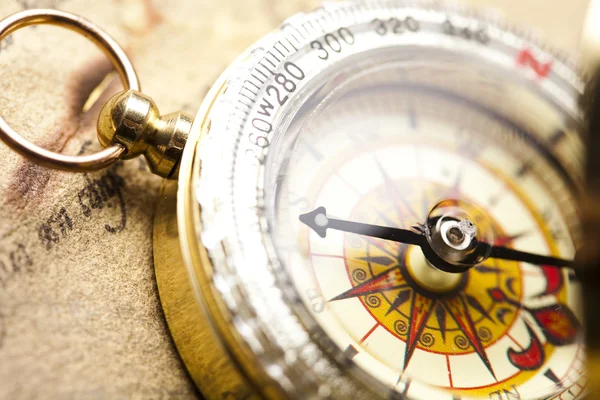Kompas pada latar peta lama — Stok Foto