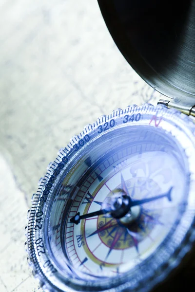 Kompass auf dem alten Kartenhintergrund — Stockfoto