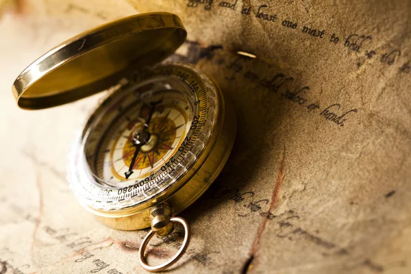 Kompas na stary tło mapy — Zdjęcie stockowe