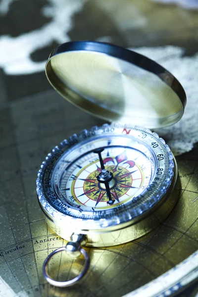 Kompass auf alter Karte — Stockfoto
