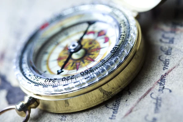Старая карта с компасом — стоковое фото