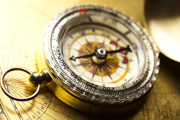Antiek messing kompas over oude kaart — Stockfoto