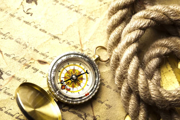 Античный латунный компас над старой картой — стоковое фото