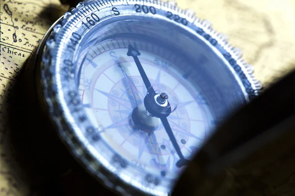 Antiek messing kompas over oude kaart — Stockfoto