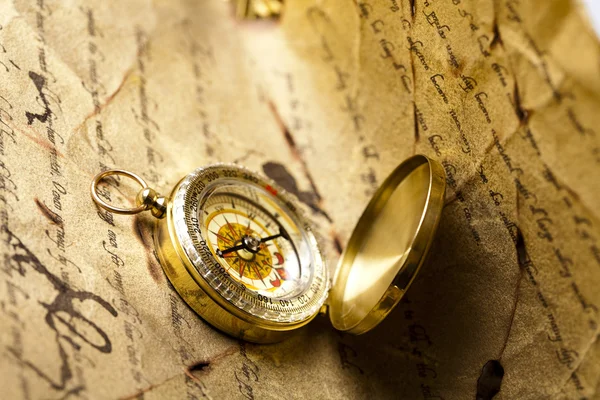 Close up view of the compass on old map — Stock Photo, Image