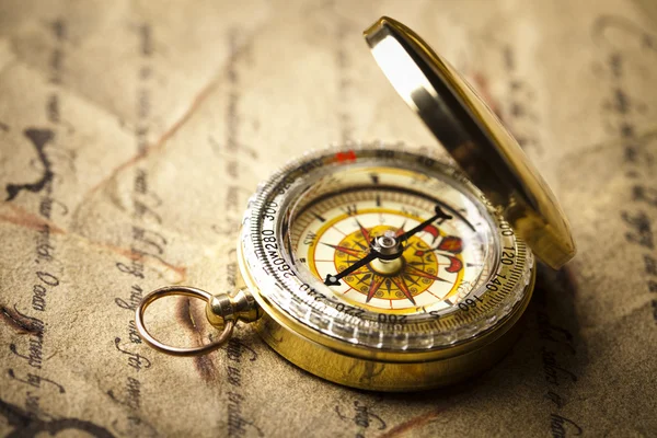 Widok kompasu na starą mapę z bliska — Zdjęcie stockowe