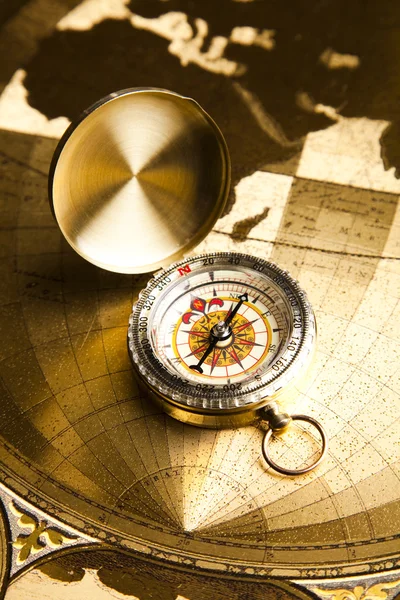 Close-up van het kompas op oude kaart — Stockfoto