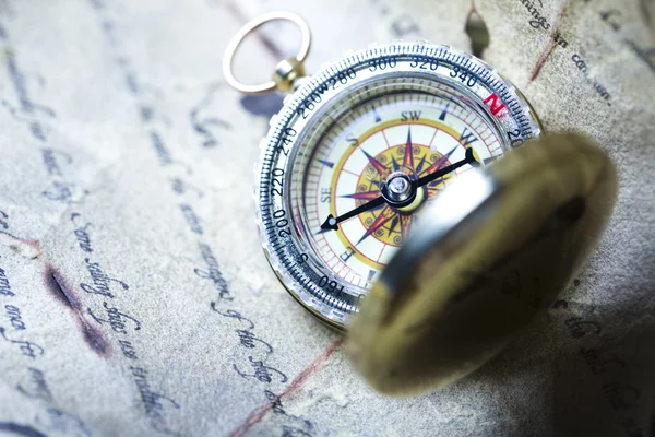Close-up van het kompas op oude kaart — Stockfoto