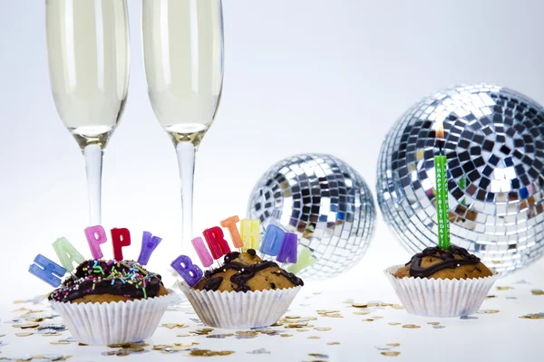 Cupcakes soletrando feliz aniversário — Fotografia de Stock