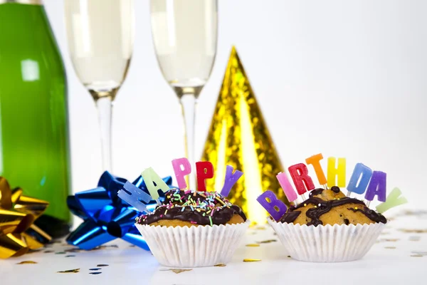Cupcakes soletrando feliz aniversário — Fotografia de Stock