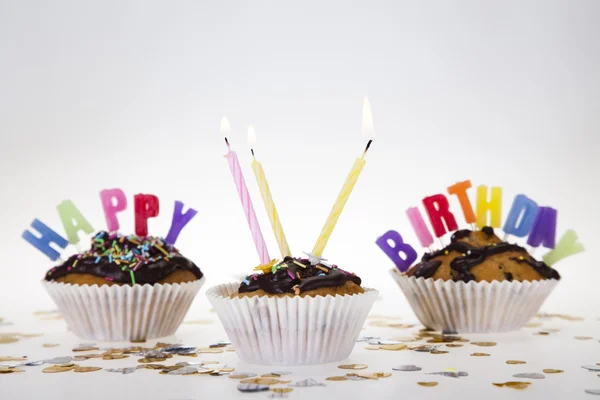 Cupcakes ορθογραφία έξω χαρούμενα γενέθλια — Φωτογραφία Αρχείου