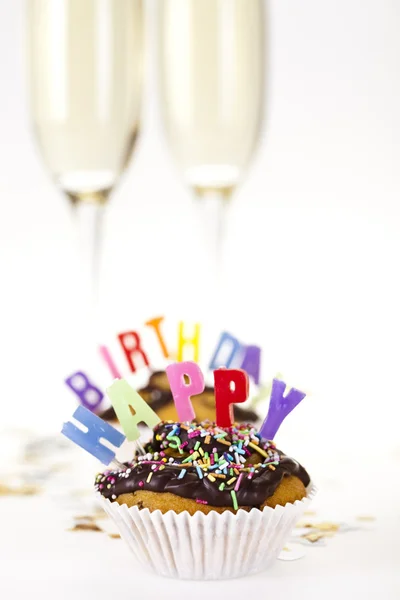 행복 한 생일에 밖으로 철자 하는 컵 케이크 — 스톡 사진