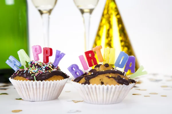 Gâteaux énonçant joyeux anniversaire — Photo