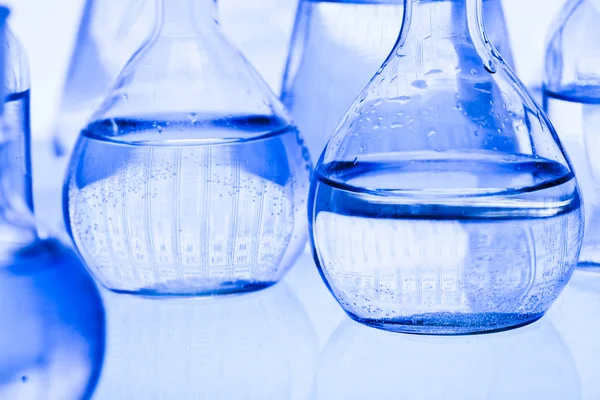 Equipamento de química, artigos de vidro de laboratório — Fotografia de Stock