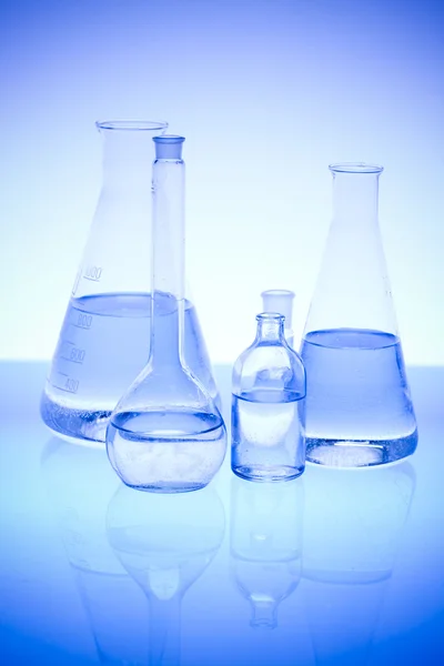 Equipos de química, cristalería de laboratorio — Foto de Stock
