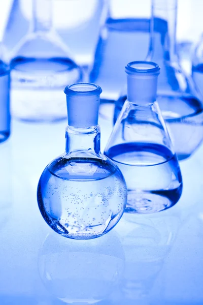 Химическое оборудование, лабораторное стекло — стоковое фото