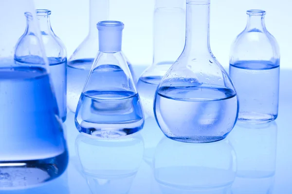 Kemiska laboratorieutrustning glas — Stockfoto